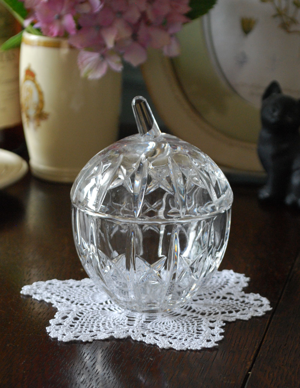 リンゴのような可愛いシルエットのガラスケース、アンティークプレス