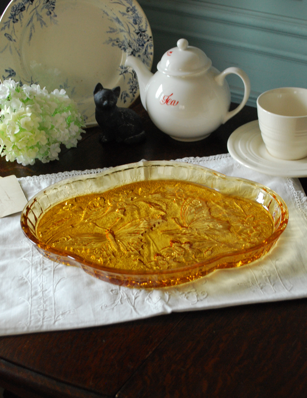 蝶×お花がデザインされたアンバーカラーのガラストレイ（トレー