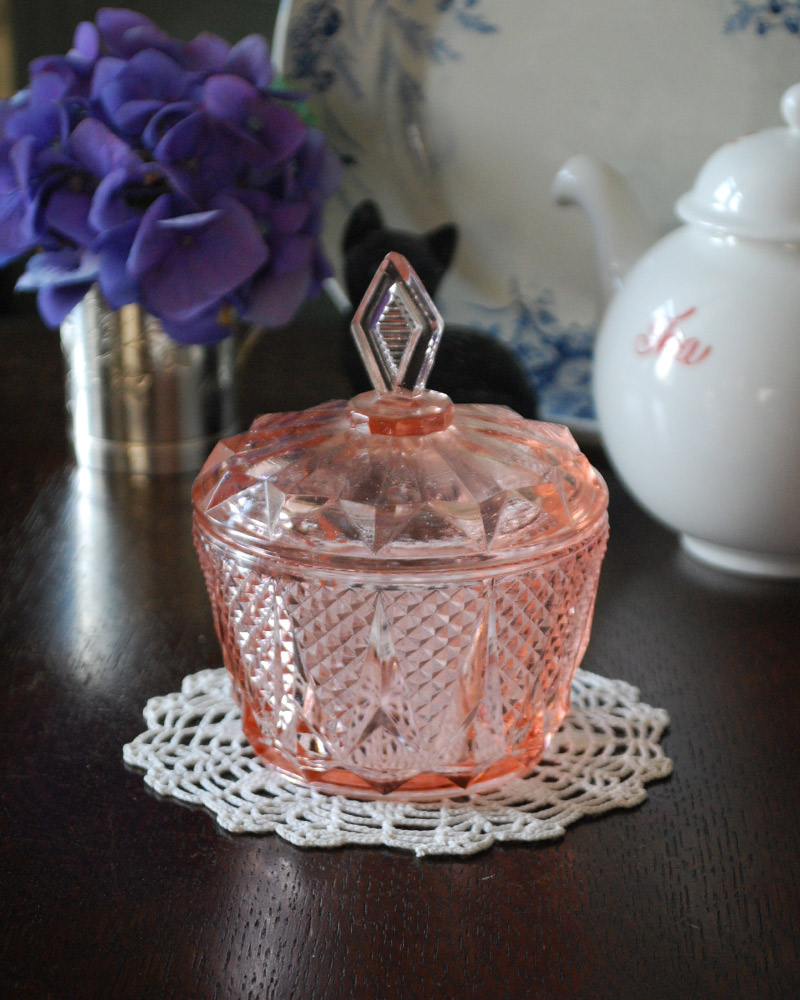 可愛いサーモンピンクのアンティークプレスドグラス（ガラスケース） (pg-3510)