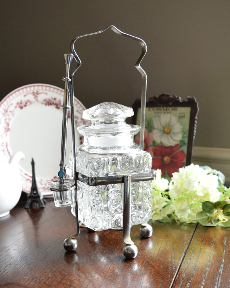 スタンドとフォークがセットになったアンティークプレスドグラスのキャニスター (pg-3537)