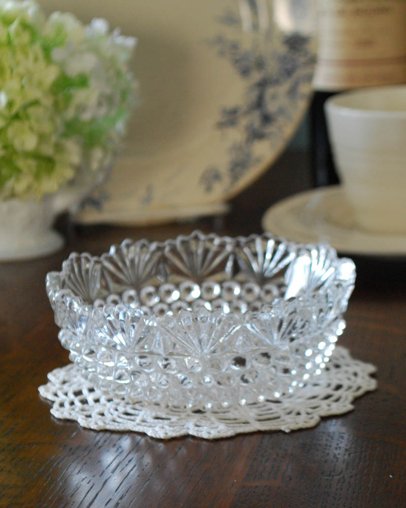 雫のようなドットが煌めく美しいアンティークプレスドグラスのボウル (pg-3564)