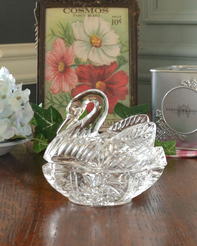 大切なものを入れて使いたい・・・優雅なスタイルのスワンの小物入れ