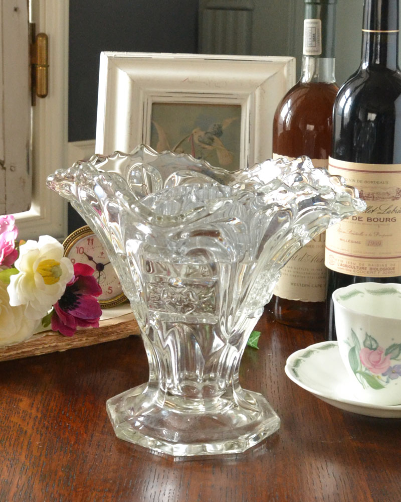 気軽にアレンジメントを楽しめるアンティークプレスドグラスのフラワーベース(ガラス留め付き) (pg-3607)