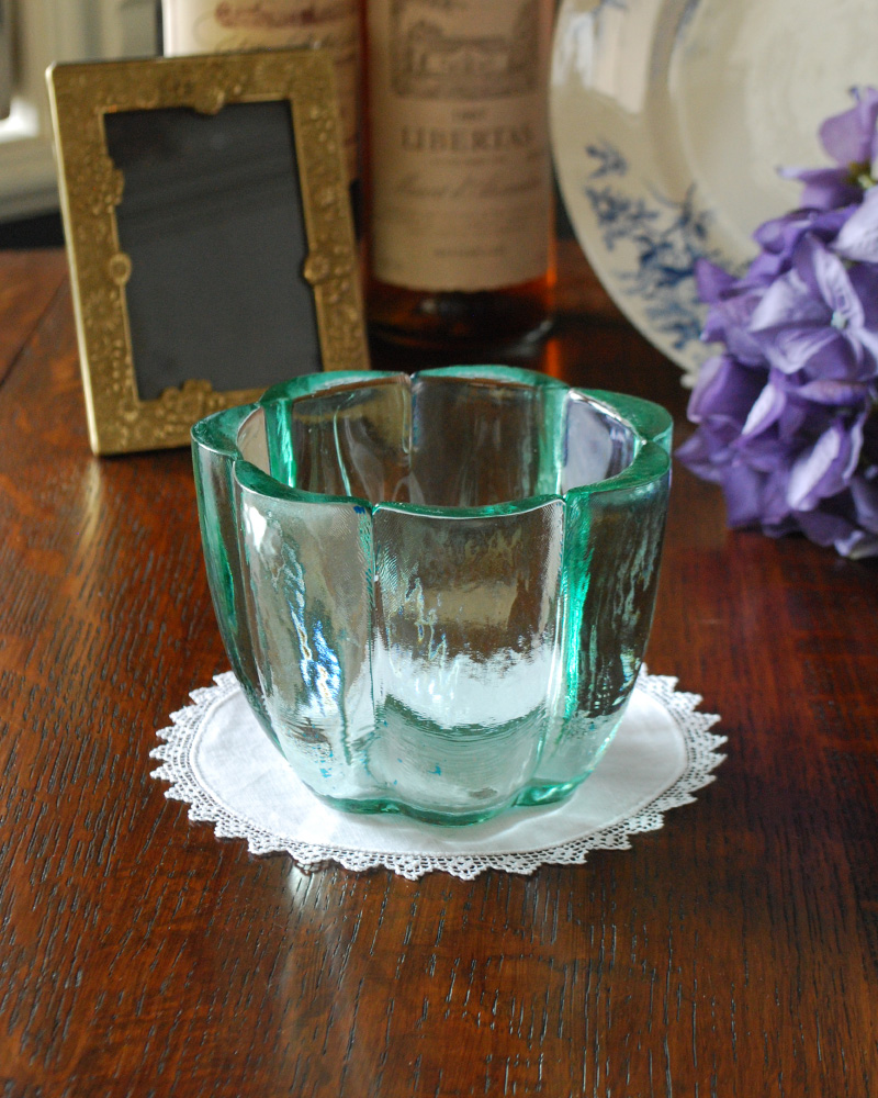 表情豊かなミントグリーンのアンティークボウル、プレスドグラス (pg-3657)