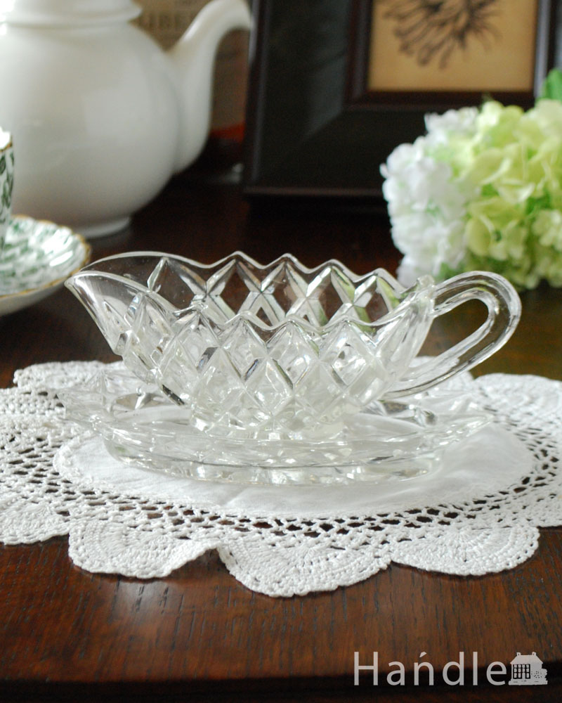 ダイヤカットの華やかなデザインのアンティークプレスドグラス、ソーサー付きのピッチャー (pg-3666)