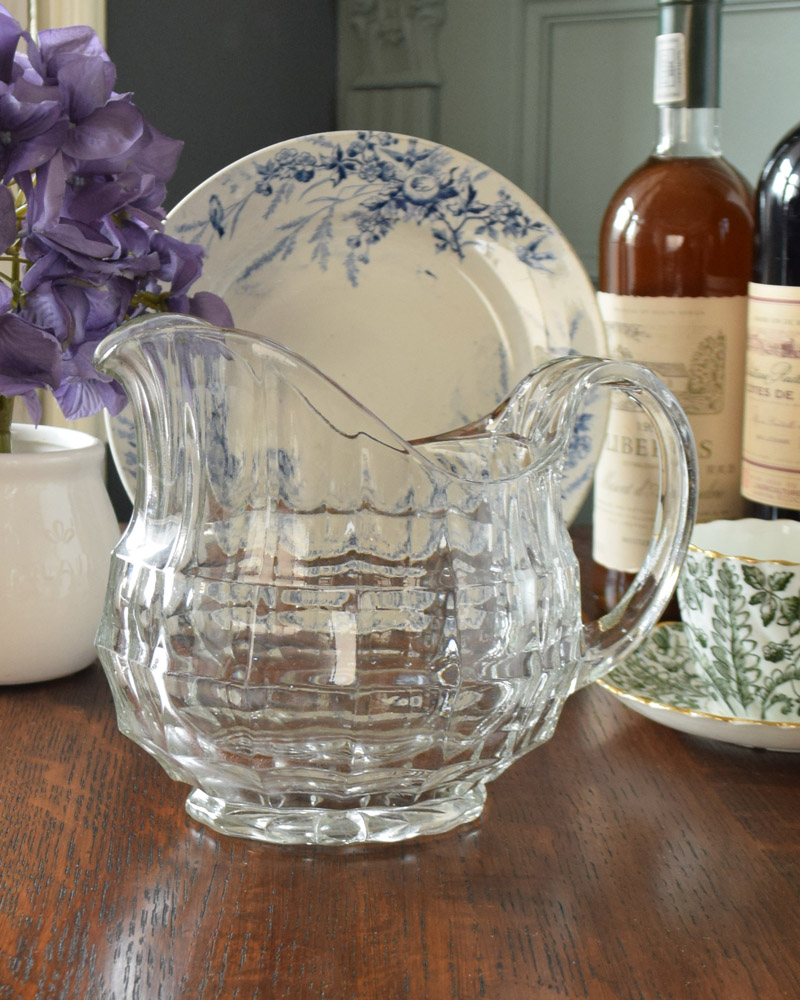 コロンと丸いシルエットが可愛いアンティークのピッチャー(プレスドグラス) (pg-3680)