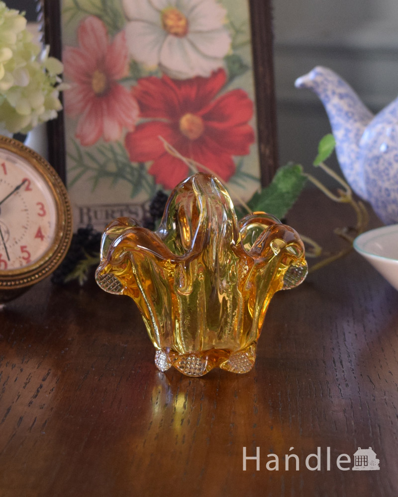 小さな小さなサイズが可愛いガラスバスケット、アンバーカラーのプレスドグラス (pg-3760)