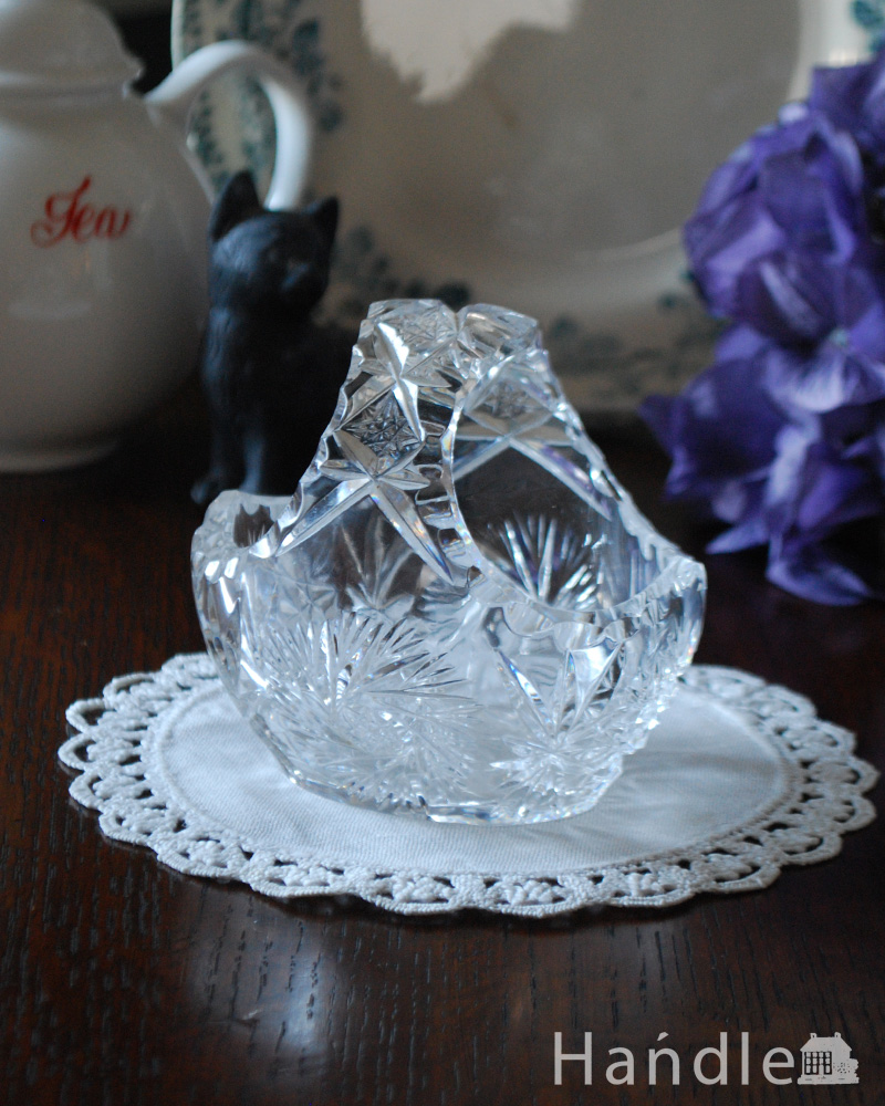 小さなガラスのマルシェカゴ（バスケット）、輝くアンティークプレスドグラス (pg-4067)