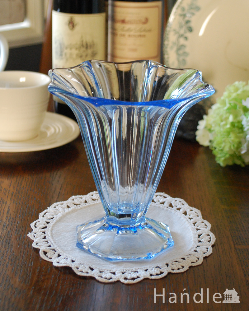 ヒヤシンスブルーがお部屋のアクセントになるフラワーベース（花瓶）、アンティークプレスドグラス (pg-4105)