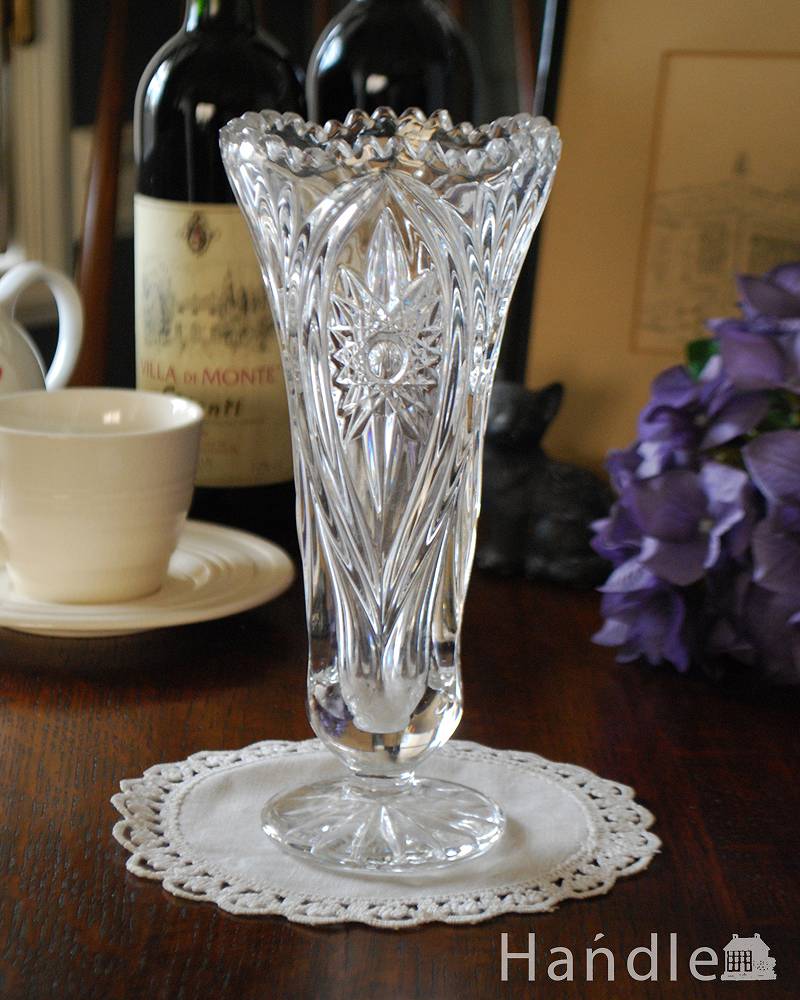 お花モチーフのカッティングが華やかなアクセント、アンティークプレスドグラス（花器） (pg-4118)