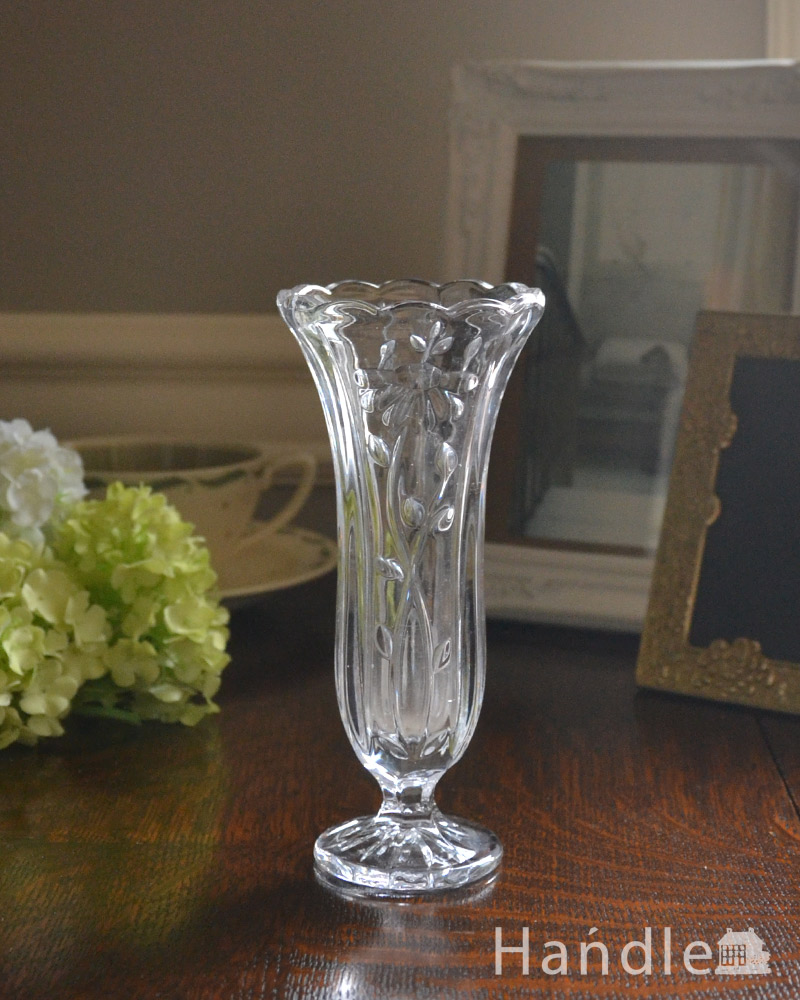 お花のカッティングが可愛いガラスの花器、イギリス輸入のアンティークプレスドグラス (pg-4212)