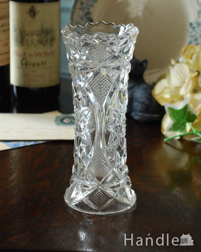 スッとしたキレイなシルエットの花器、輝くアンティークのプレスドグラス (pg-4298)