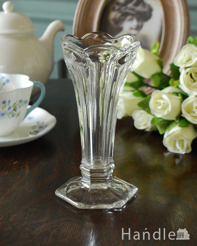お花の美しさを際立てる、縁どりが可愛いフラワーベース（花器）プレスドグラス (pg-4411)