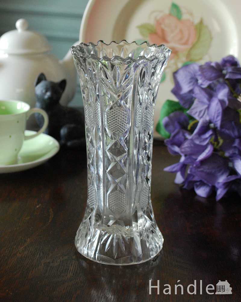 どこでも飾れるフラワーベース（花器）、優雅な英国アンティークのプレスドグラス (pg-4428)