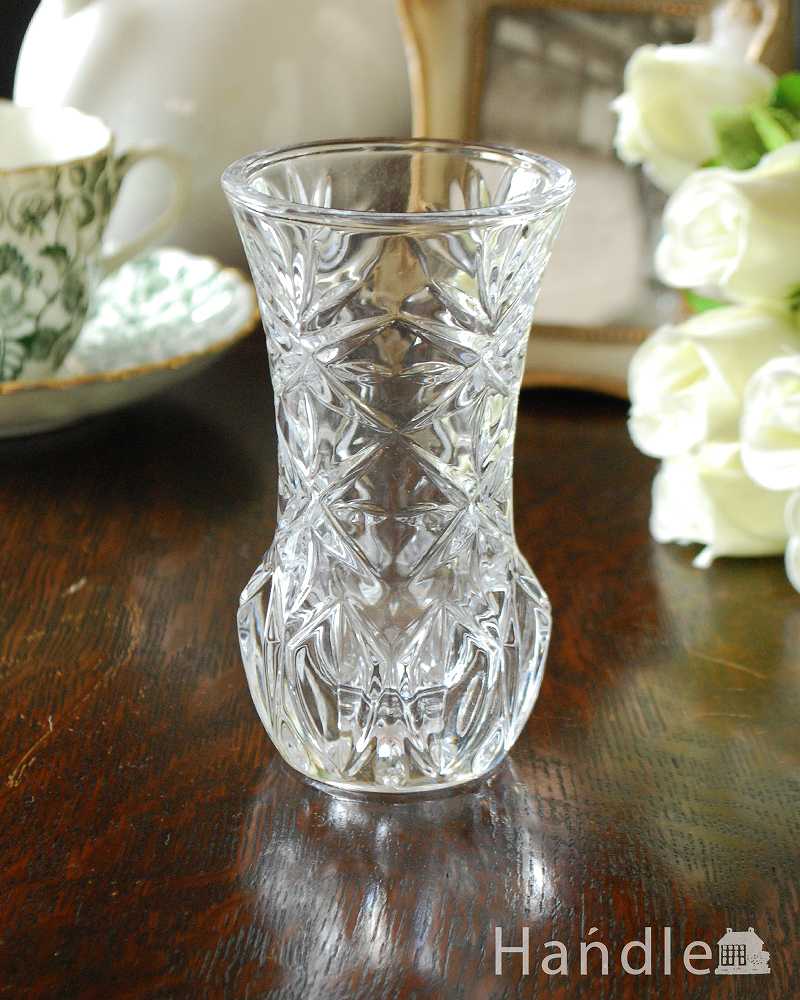 イギリスのアンティークプレスドグラス、丸みが可愛いフラワーベース（花器） (pg-4448)