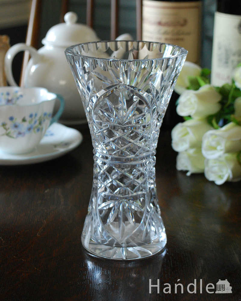 イギリスアンティークの花瓶、カッティングがとっても可愛いフラワーベース