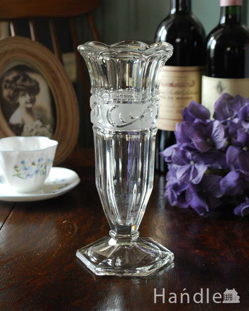 すりガラスのような加工が上品なフラワーベース（花器）、脚付のプレスドグラス (pg-4577)