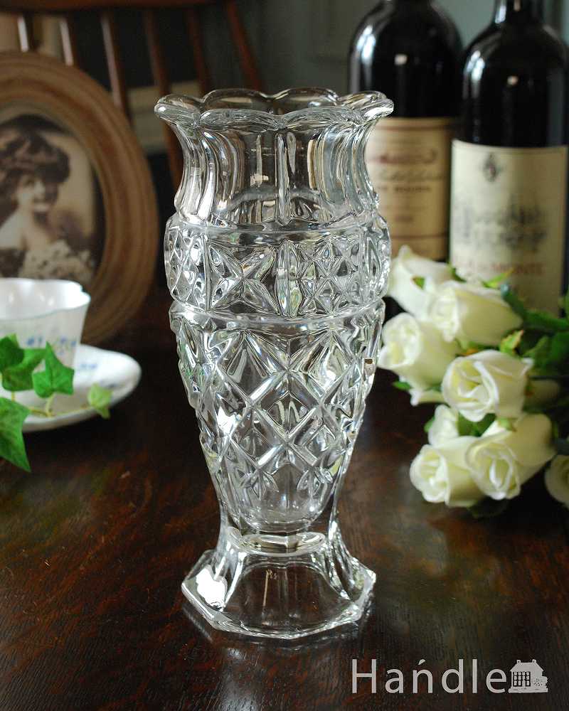 お花のような縁どりが真上から見ても可愛い、脚付きのガラスフラワーベース（花器）プレスドグラス (pg-4589)