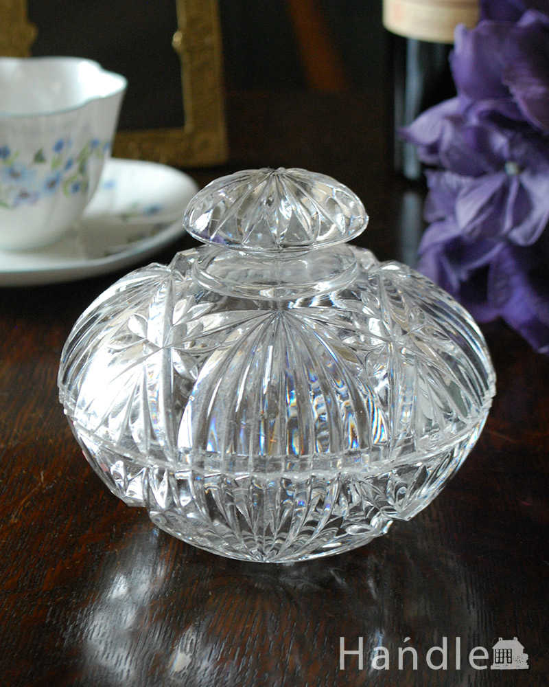 女性らしいふんわりした形の英国アンティークプレスドグラス（ガラスケース） (pg-4610)