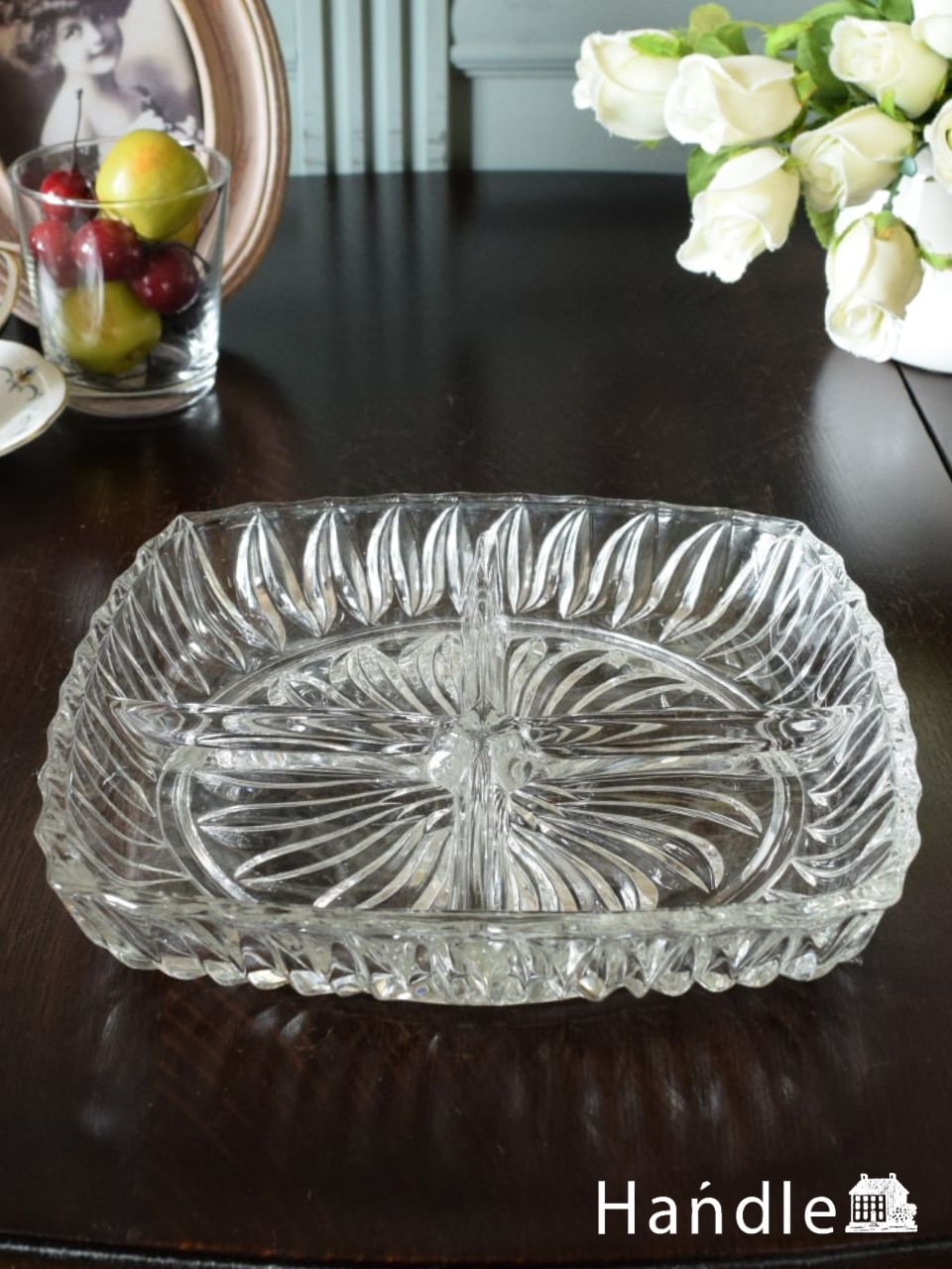 英国アンティークガラスの仕切り付きプレート、向日葵模様が型押しされたプレスドグラスのトレイ