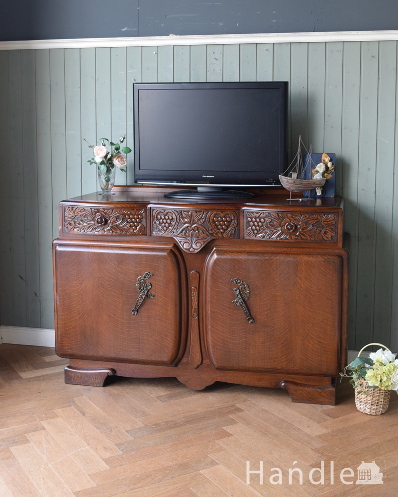 繊細な彫が美しい英国アンティークの収納家具、サイドボード (q-1016-f)