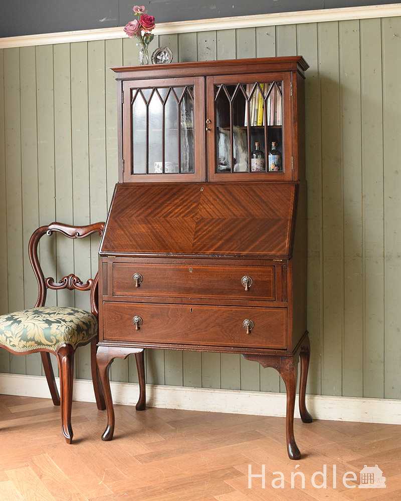英国輸入のアンティーク家具、木の装飾も木目の模様も美しいビューローブックケース  (q-1037-f)
