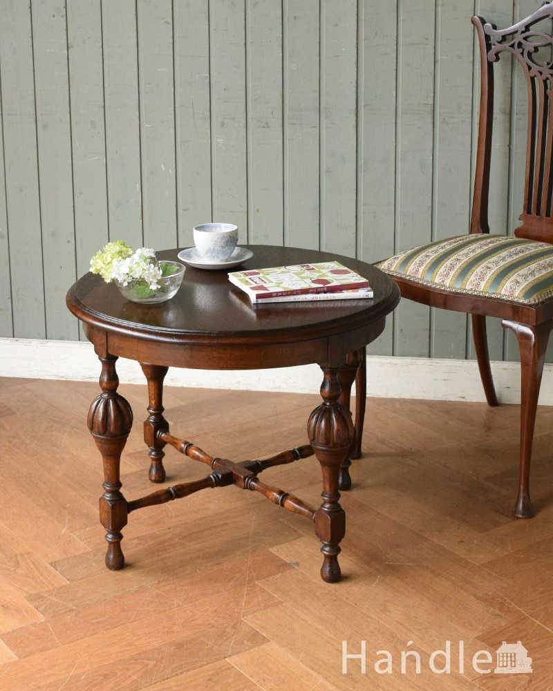 脚の飾りも美しい英国輸入のアンティーク家具、コンパクトなコーヒーテーブル (q-1070-f)
