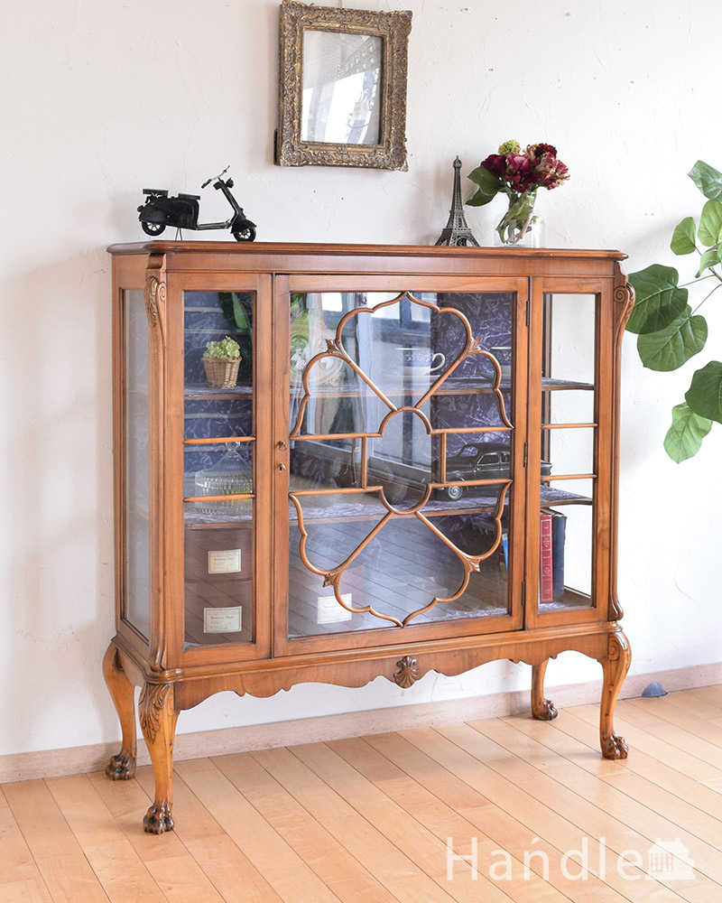 優雅なシルエットのアンティーク家具、美しいガラスキャビネット（飾り棚） (q-1111-f)