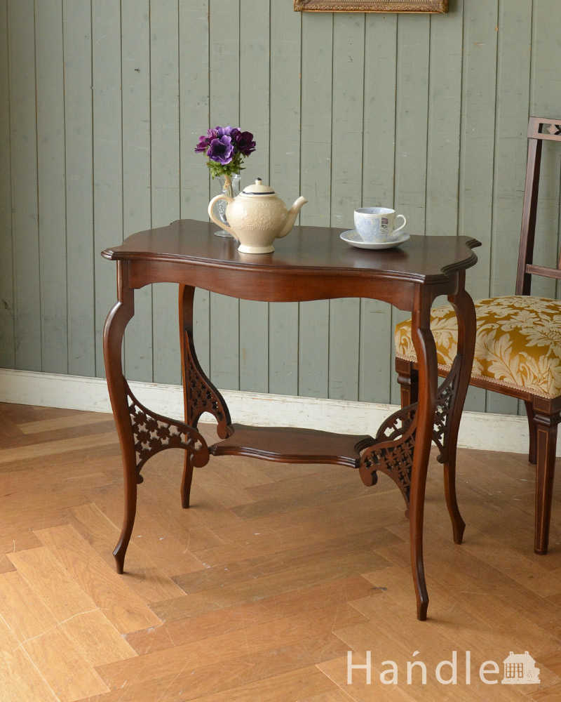 アンティークのマホガニー材英国家具、脚の透かし彫りが美しいオケージョナルテーブル  (q-1149-f)