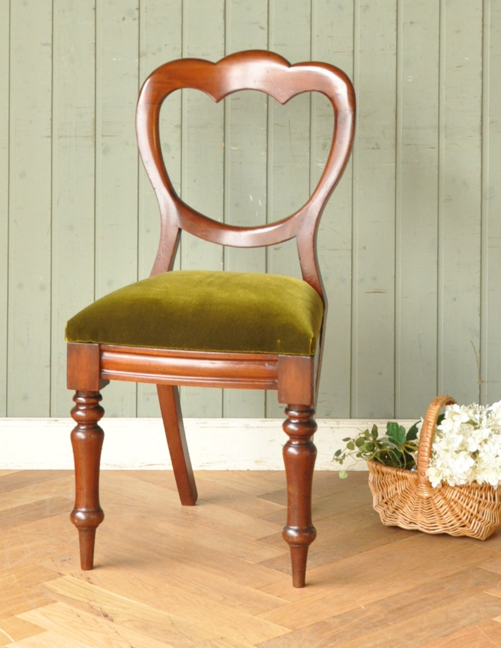 英国スタイルの上品なアンティーク椅子、バルーンバックチェア(q-131-c)｜アンティークチェア・椅子