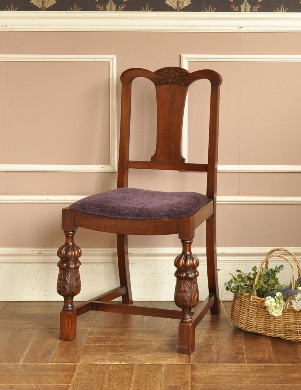 脚の彫りが英国らしいアンティークの椅子、オーク材のダイニングチェア(q-141-c)｜アンティークチェア・椅子