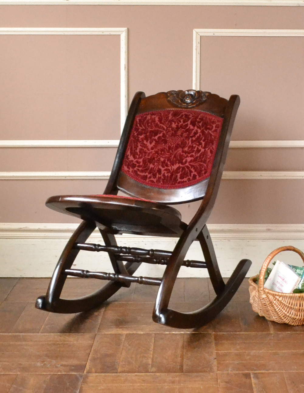 英国アンティークチェア、お花の彫りが美しい折り畳み式の木製ロッキングチェア(q-142-c)｜アンティークチェア・椅子
