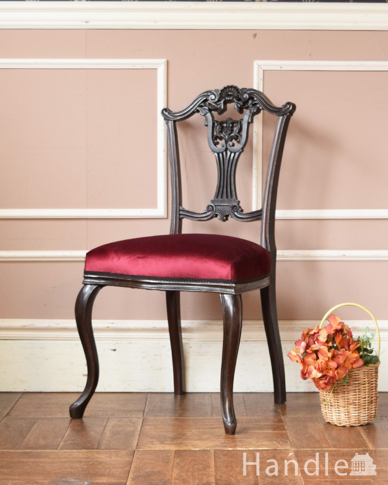 ゴージャスな装飾を持つサロンチェア、布張りのアンティークチェア(q-179-c)｜アンティークチェア・椅子