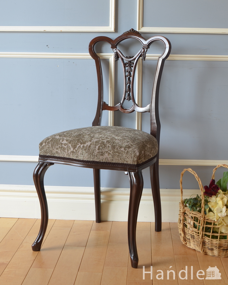 リボンみたいな彫が美しい英国椅子、アンティークサイドチェア（サロンチェア） (q-186-c)