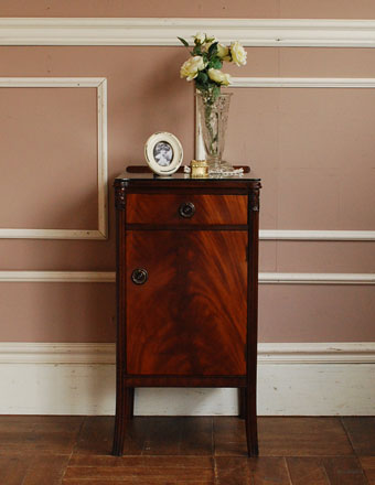 アンティーク家具らしい優雅なデザインの、ペディスタル カップボード (q-320-f)