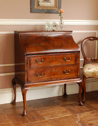 英国の書斎で使えるアンティーク家具、お洒落なビューロー（デスク） (q-343-f)