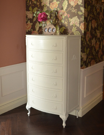 純白の美しいアンティーク家具、エレガントなチェスト（６段） (q-357-f)