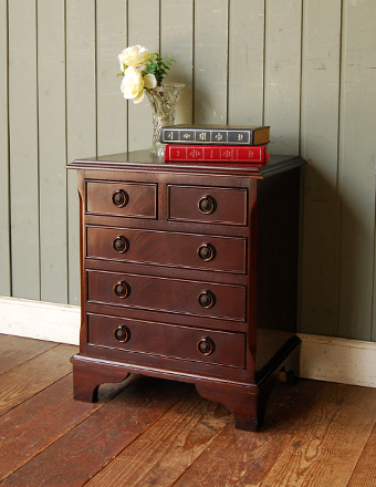 カッコいいアンティークの英国家具、マホガニー材のベッドサイドチェスト (q-363-f)