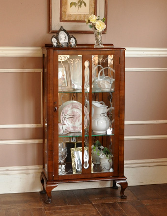 イギリスで買い付けたアンティーク家具、ウォルナット材のガラスキャビネット (q-378-f)