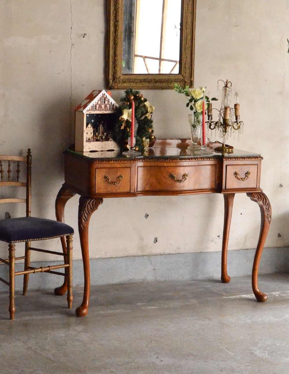 ウォルナット材のアンティーク家具、リビングで使いたいサイドテーブル (q-398-f)