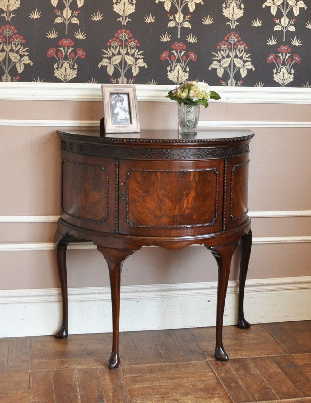 マホガニー材のアンティーク家具、スラッと脚長のカップボード (q-448-f)