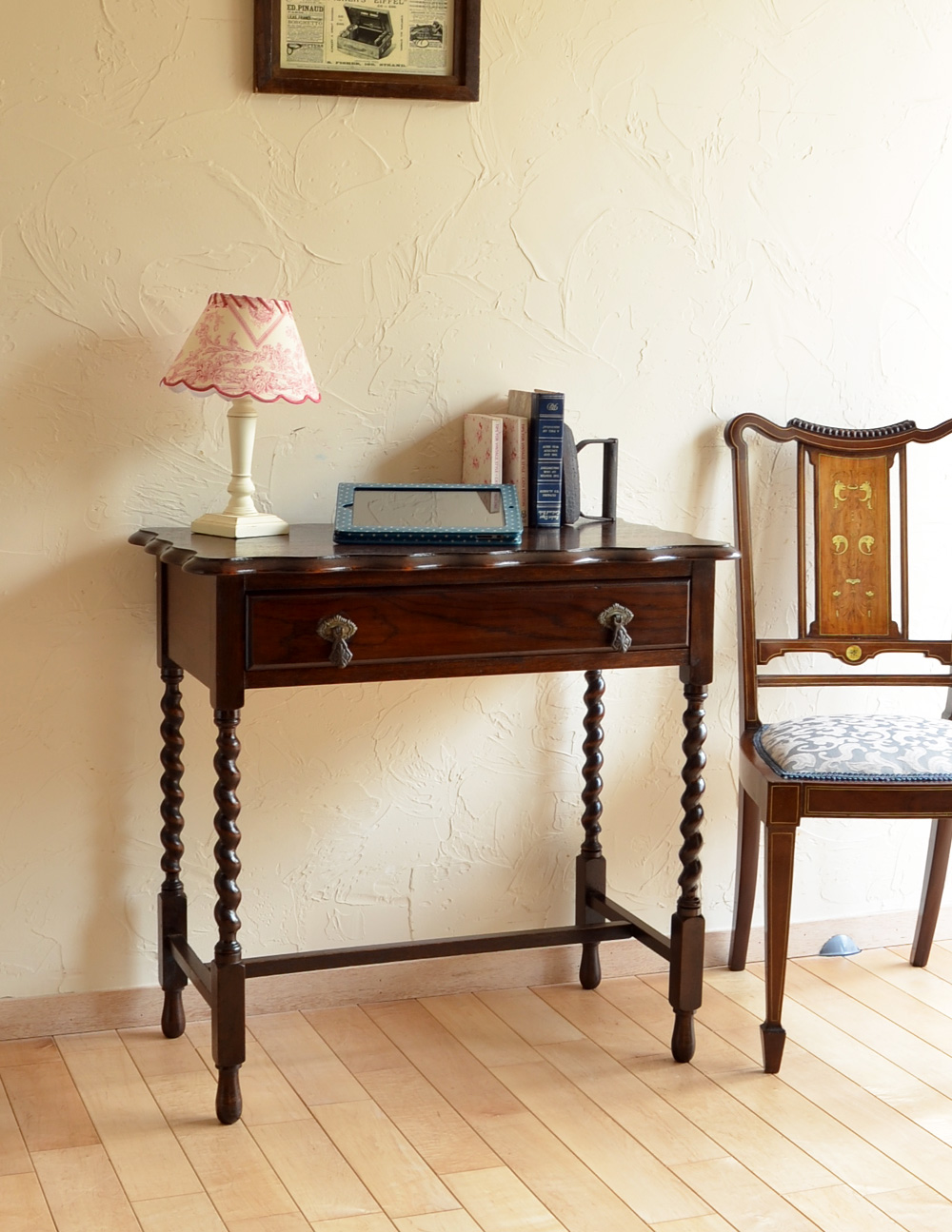 ツイスト脚が美しいアンティーク家具、コンパクトなライティングデスク (q-464-f)