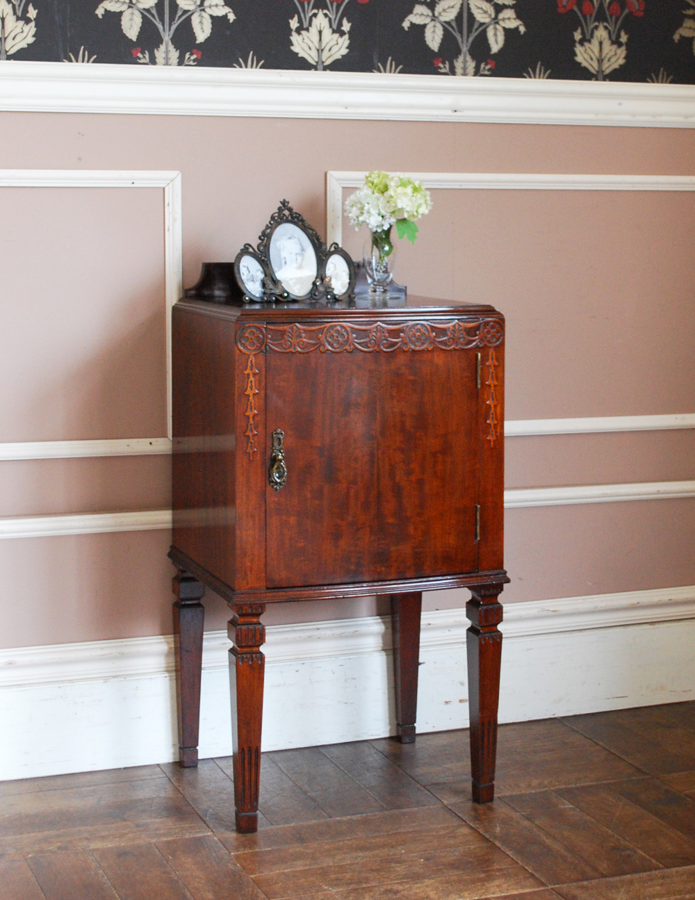 美しい彫の扉の英国アンティーク家具、ペディスタル カップボード (q-479-f)