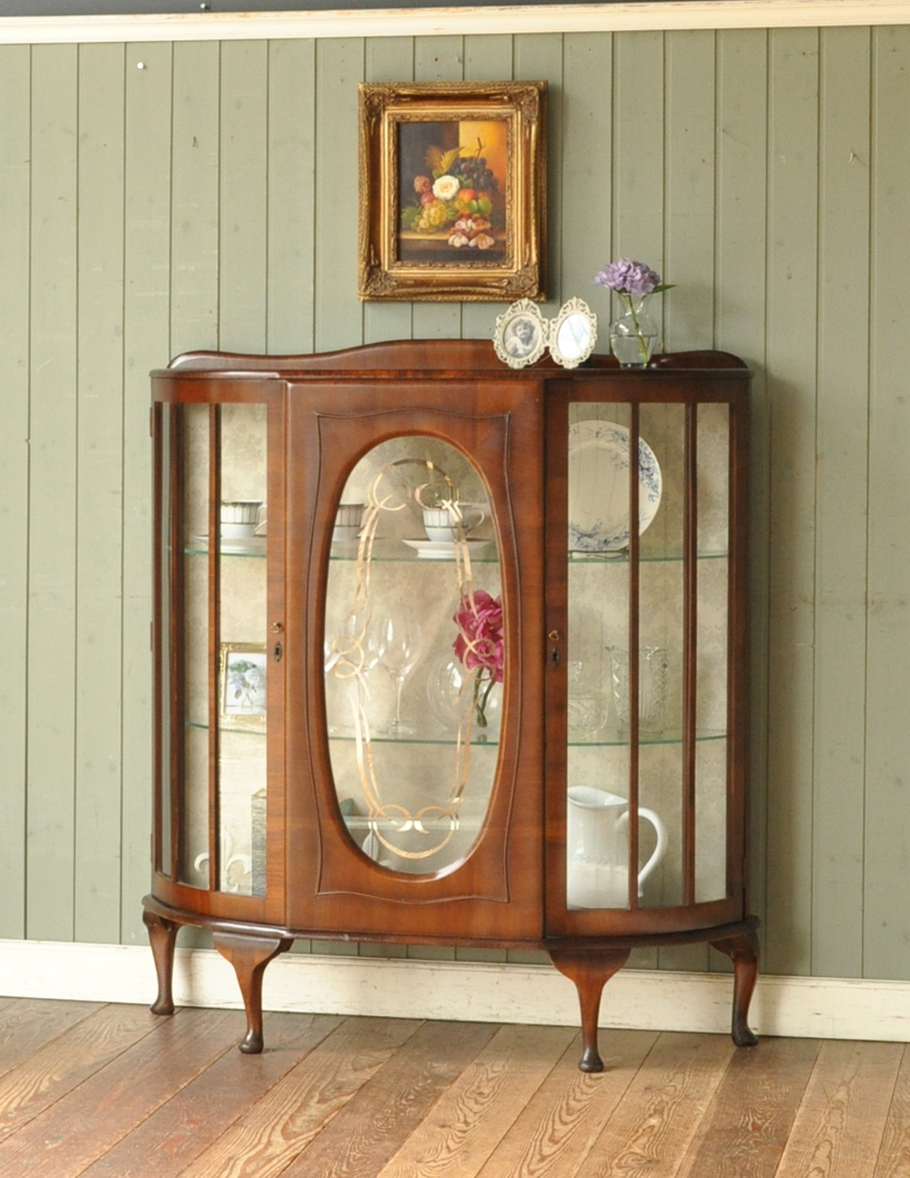 英国アンティーク家具、扉の飾りがキレイなガラスキャビネット (q-493-f)
