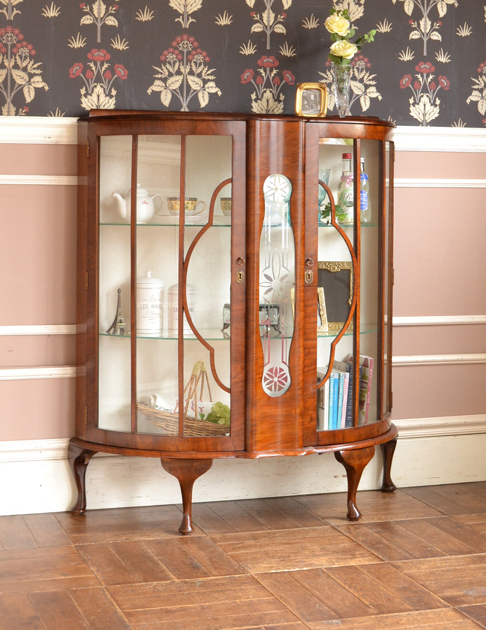 美しいガラス扉のアンティーク家具、英国輸入のガラスキャビネット（飾り棚） (q-542-f-1)