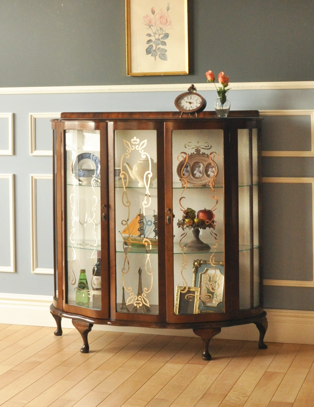 美しいガラス扉のアンティーク家具、英国輸入のガラスキャビネット（飾り棚）(q-547-f)｜アンティーク家具
