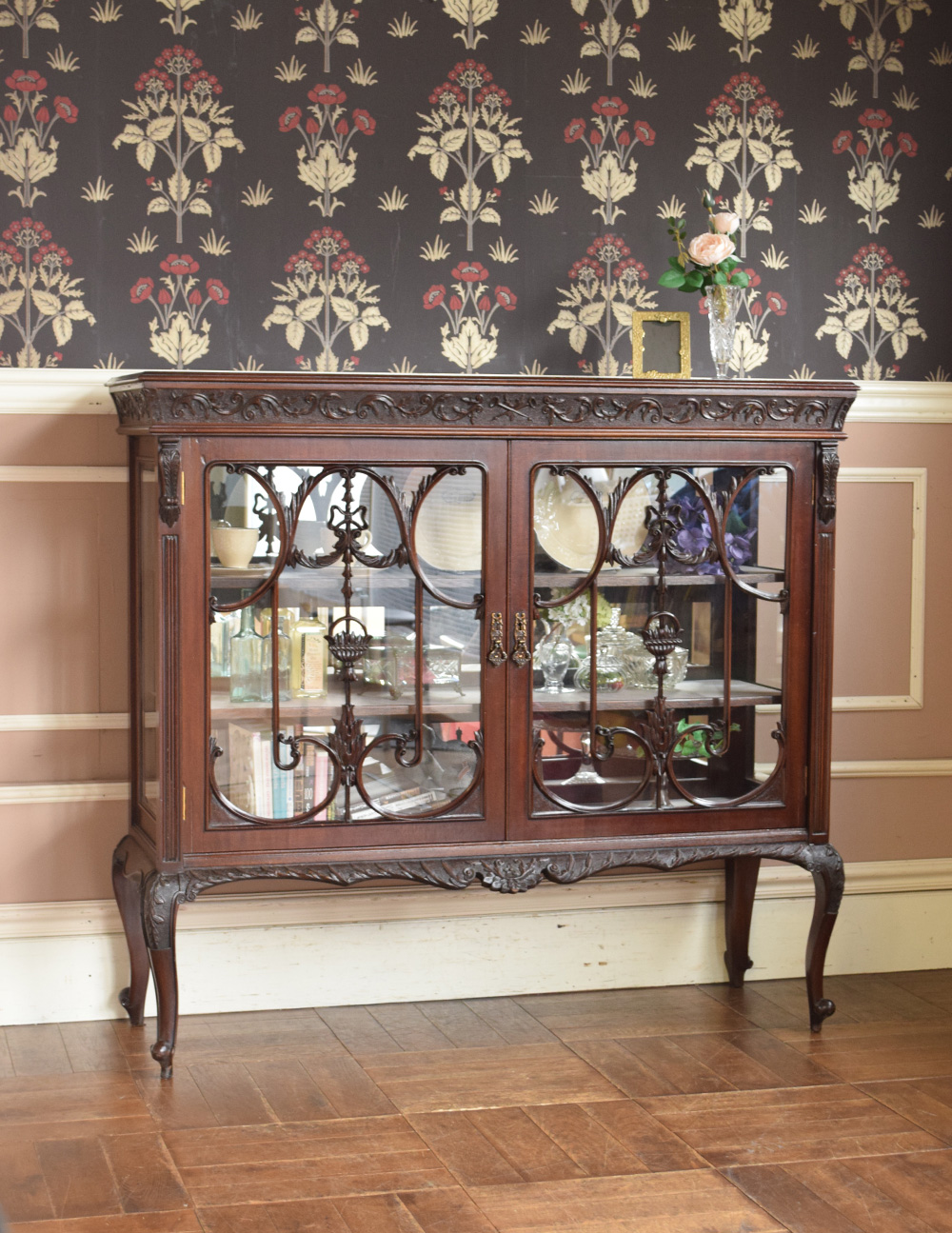 マホガニー材のアンティーク英国家具、装飾が美しいガラスキャビネット（ショーケース） (q-600-f)