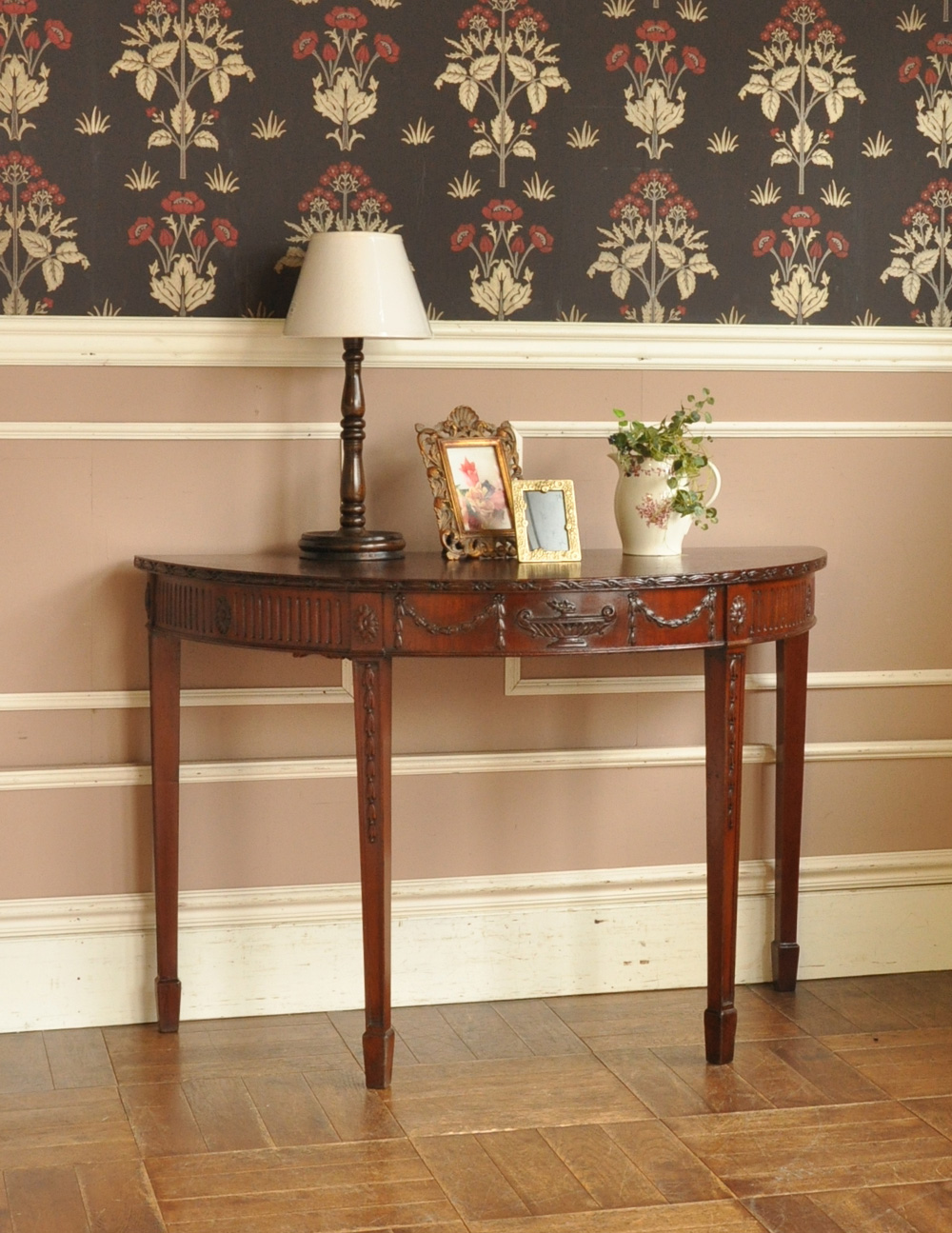 イギリス輸入のアンティーク家具、お花の彫りが刻まれたコンソールテーブル (q-607-f)