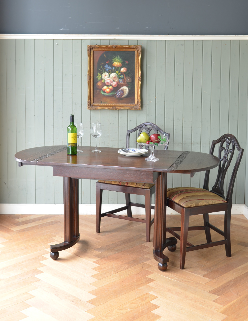 天板の彫りが美しいアンティークの英国家具、伸張式のダイニングテーブル (q-611-f)