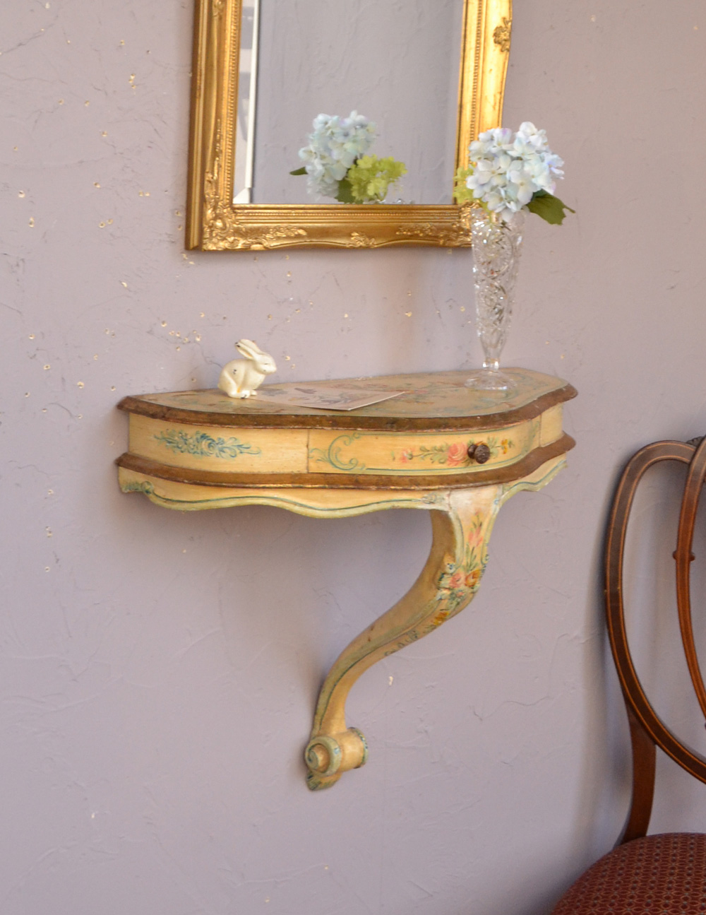 お花模様を描いたフレンチスタイルのアンティーク家具、壁に付けるミニテーブル（シェルフ） (q-620-f)